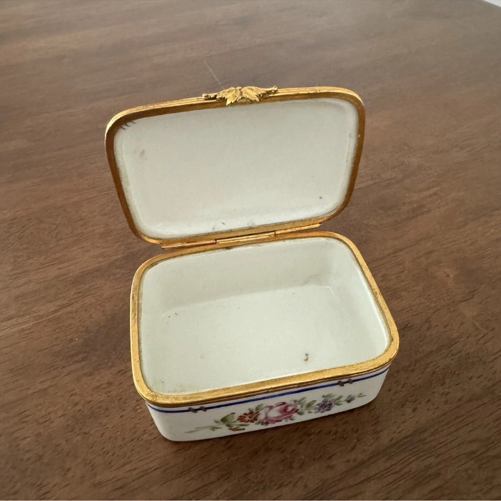 Vintage Limoges Porcelain Handpainted Floral Trinket Box signed - Picture 9 of 10